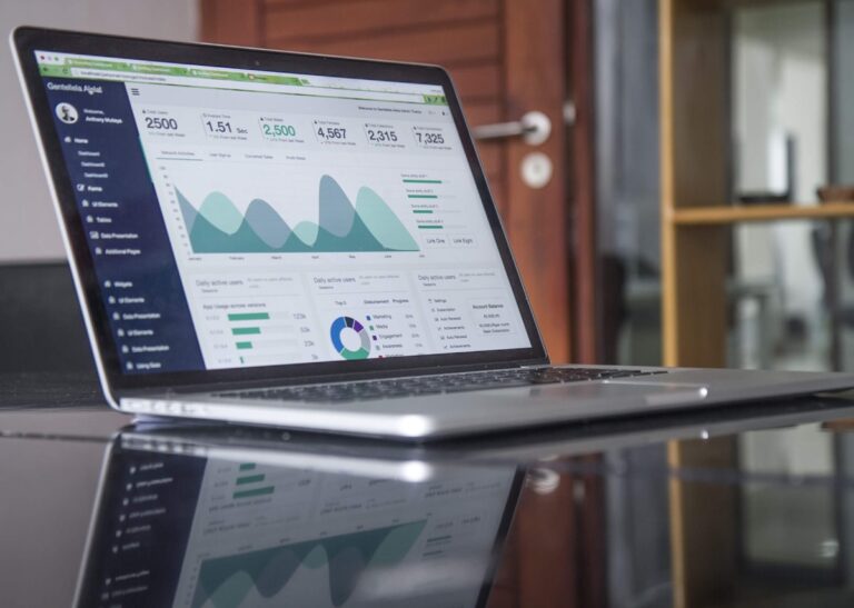 AI invoicing tools helping small businesses automate billing payment reminders and cash flow management